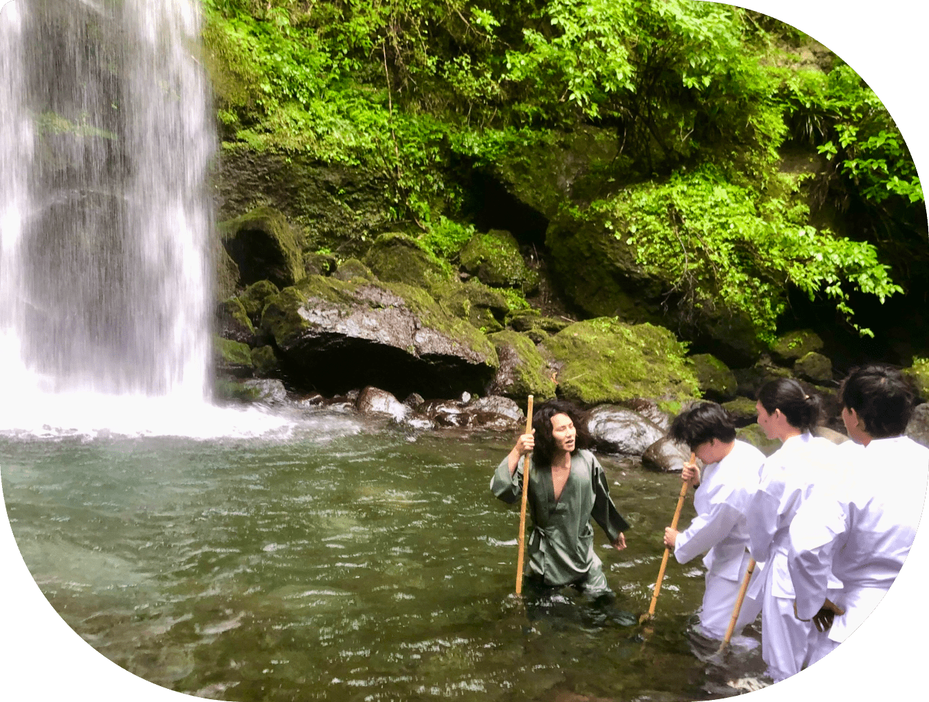 滝行体験前の滝つぼの写真