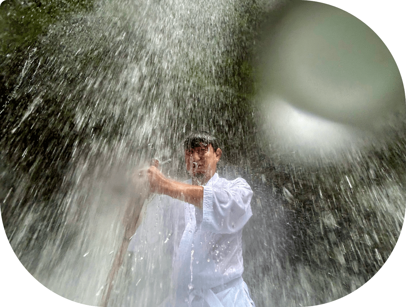 夕日の滝で滝行体験中の写真